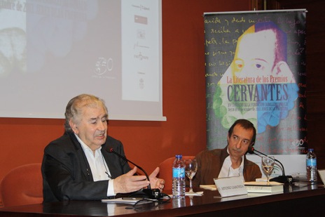 Gamoneda con Tomás Sánchez Santiago, en el XV Congreso de la Fundación Caballero Bonald celebrado en Jerez, en octubre de 2013.