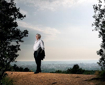 Antonio Gamoneda, a las afueras de León. © Fotografía: Chema Conesa / El Mundo.