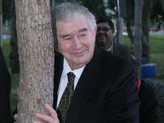 Monterrey (México), 1 de diciembre de 2010. En el Parque Fundidora, un encino fue bautizado con el nombre de Antonio Gamoneda. © Fotografía de Raul Palacios.