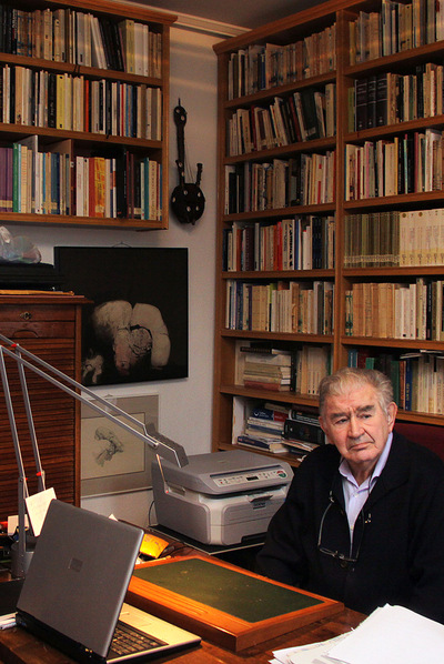 Antonio Gamoneda en su lugar de trabajo, en la galería de su casa. © Fotografía: Peio García.