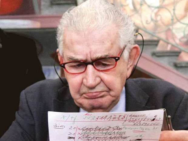 ¿Quién Es?.- Poeta y crítico de arte español, nacido en Oviedo hace 83 años. En 2006 recibió el Premio Cervantes y el Reina Sofía de Poesía Iberoamericana. Es autor de Sublevación inmóvil, Descripción de la mentira, Blues Castellano, Lápidas, Libro del frío y Edad, que supuso su consagración ante la crítica. © Fotografía: www.excelsior.com.mx