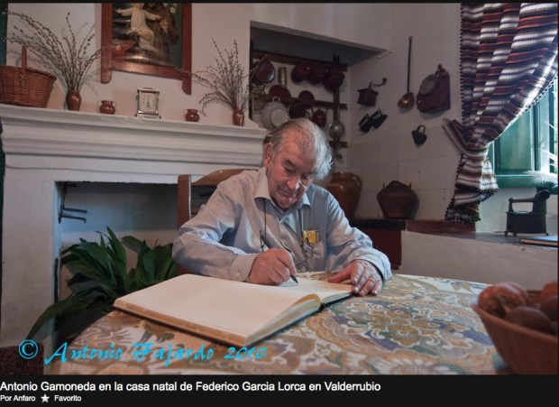 Gamoneda en la casa natal de Federico García Lorca en Valderrubio. Fotografía: Antonio Fajardo (2010).