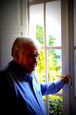 Antonio Gamoneda, en su casa. / Revista Leer.