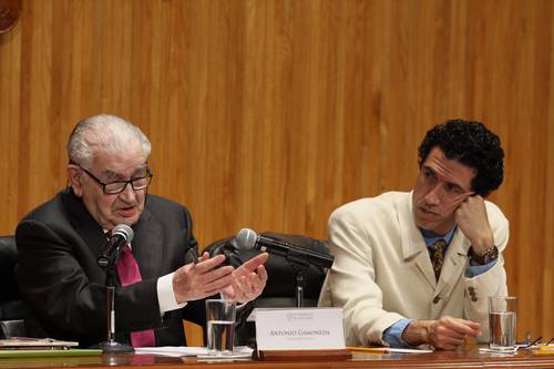 Antonio Gamoneda en el paraninfo universitario, durante su conferencia "Las funciones poéticas en la narrativa de Cortázar". Lo acompaña Luis Vicente de Aguinaga. Foto: Arturo Campos Cedillo.