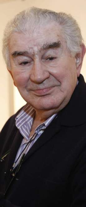 ANTONIO GAMONEDA MUESTRA UNA PIEZA EN LA EXPOSICIÓN